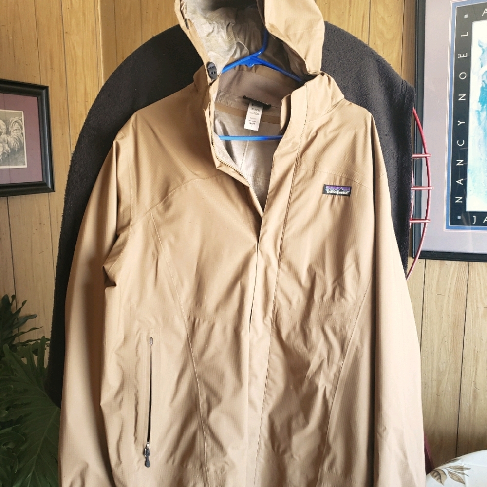 Patagonia Large raincoat